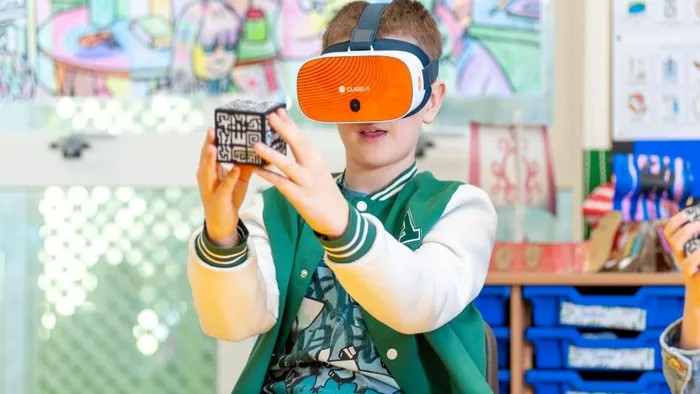 Uczeń w okularach VR